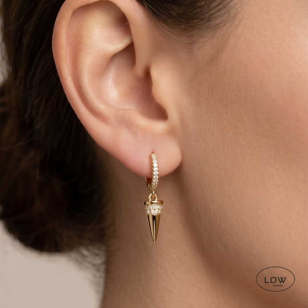 Éclat Spike Charm Hoop Earrings Gold fra LØW Jewelry øreringer
