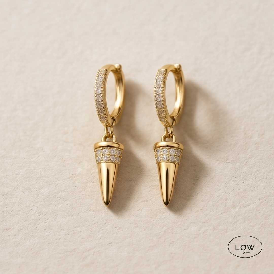 Éclat Spike Charm Hoop Earrings Gold fra LØW Jewelry øreringer