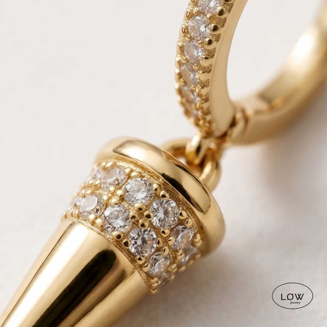 Éclat Spike Charm Hoop Earrings Gold fra LØW Jewelry øreringer