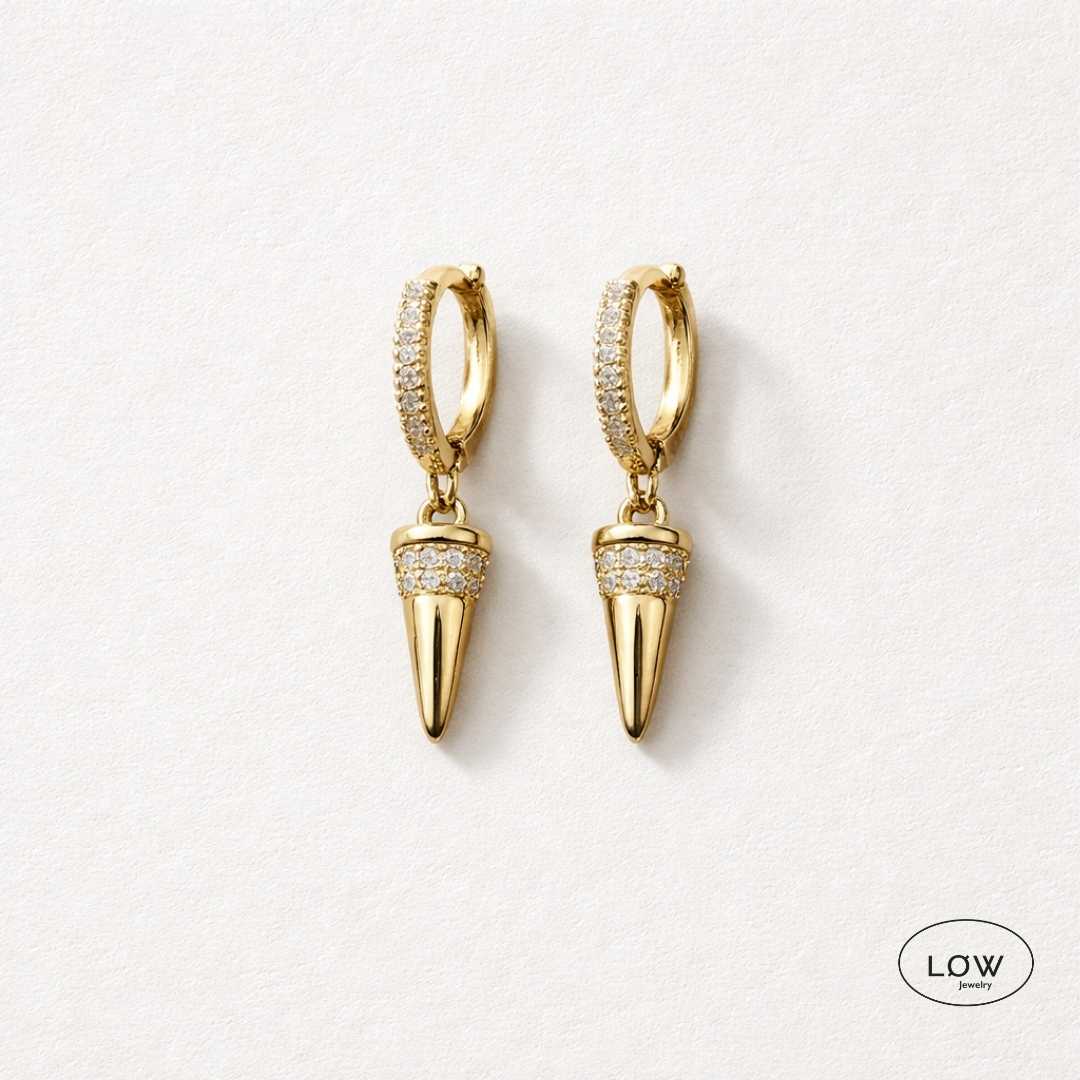 Éclat Spike Charm Hoop Earrings Gold fra LØW Jewelry øreringer
