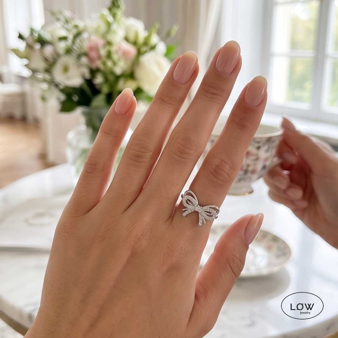 Élodie Bow Open Ring Silver fra LØW Jewelry justerbar