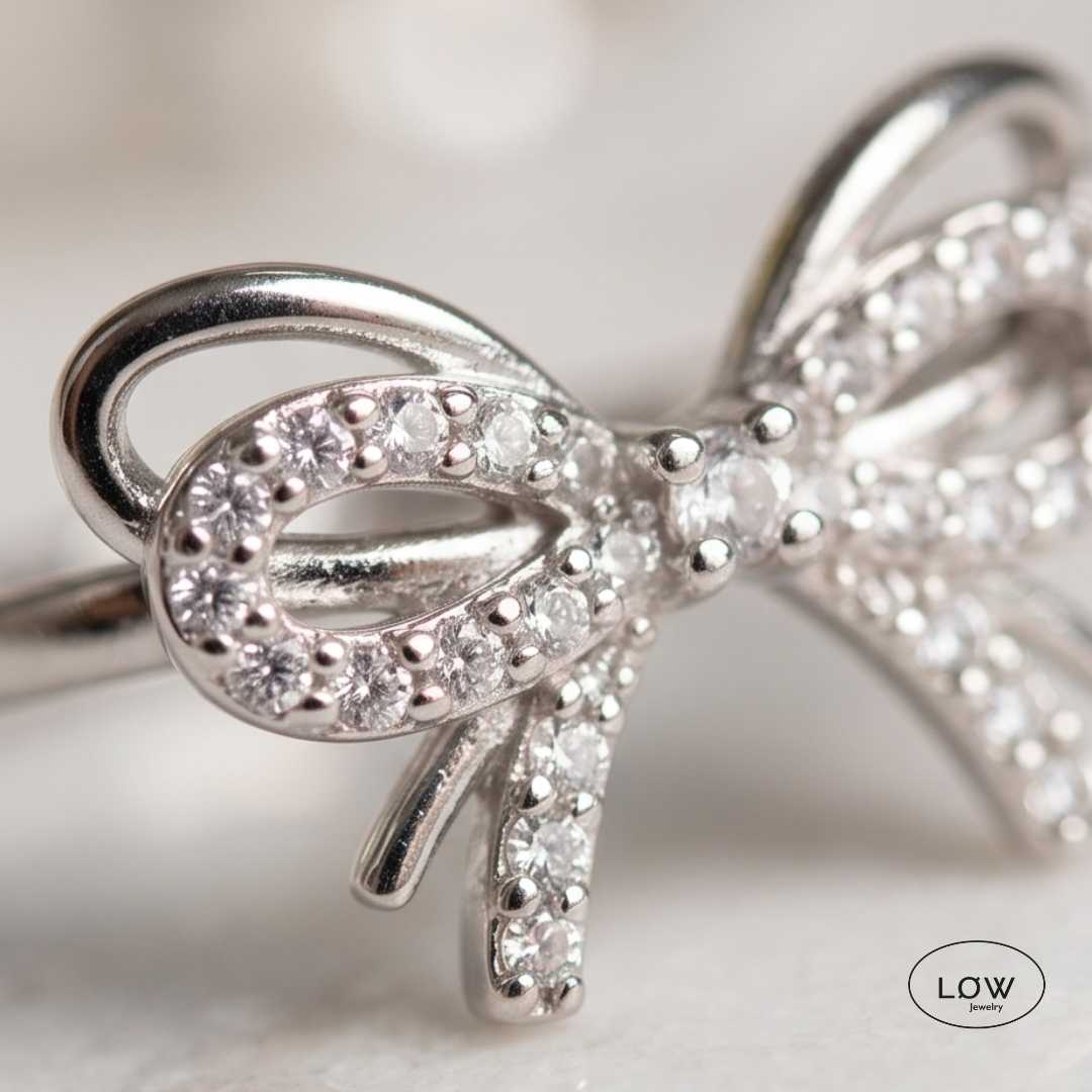 Élodie Bow Open Ring Silver fra LØW Jewelry justerbar
