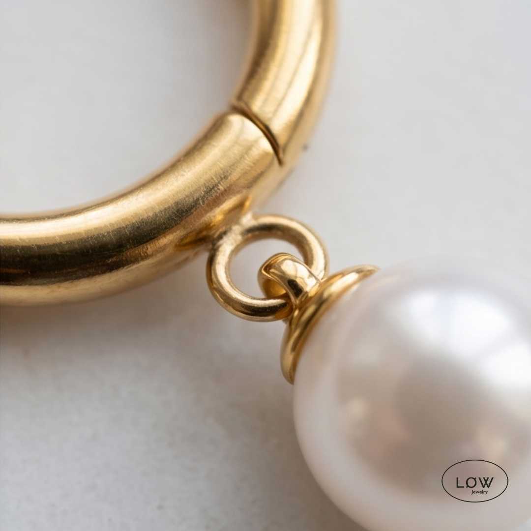 Élodie Pearl Charm Hoop Earrings Gold fra LØW Jewelry
