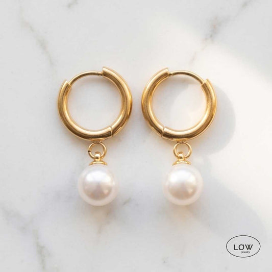Élodie Pearl Charm Hoop Earrings Gold fra LØW Jewelry