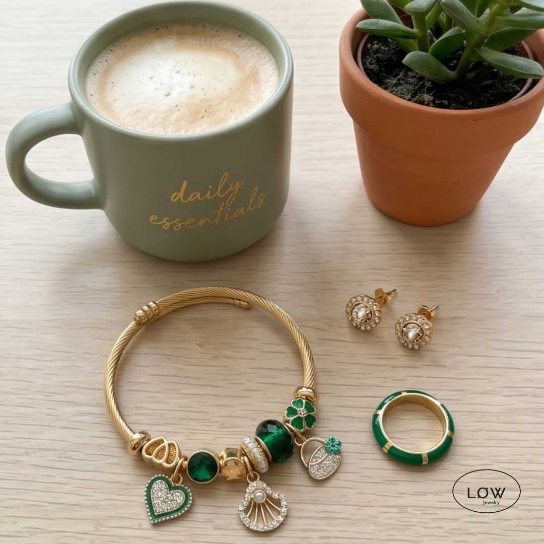 Emerald Amora Charm Bracelet Gold fra LØW Jewelry ferdig fylt charmsarmbånd