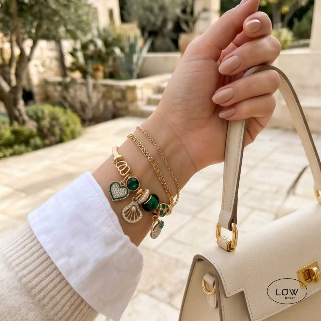 Emerald Amora Charm Bracelet Gold fra LØW Jewelry ferdig fylt charmsarmbånd