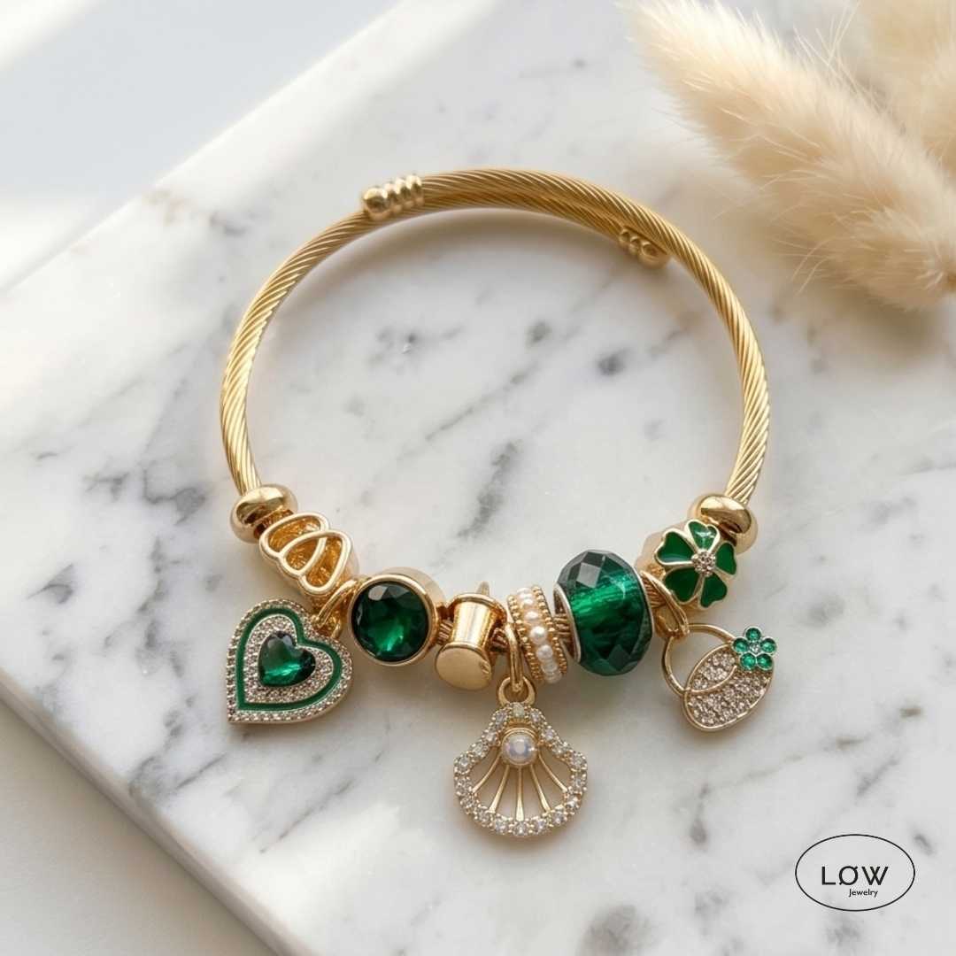 Emerald Amora Charm Bracelet Gold fra LØW Jewelry ferdig fylt charmsarmbånd