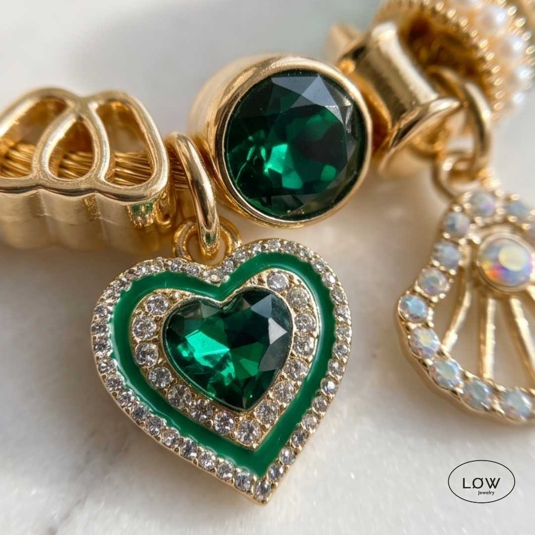 Emerald Amora Charm Bracelet Gold fra LØW Jewelry ferdig fylt charmsarmbånd