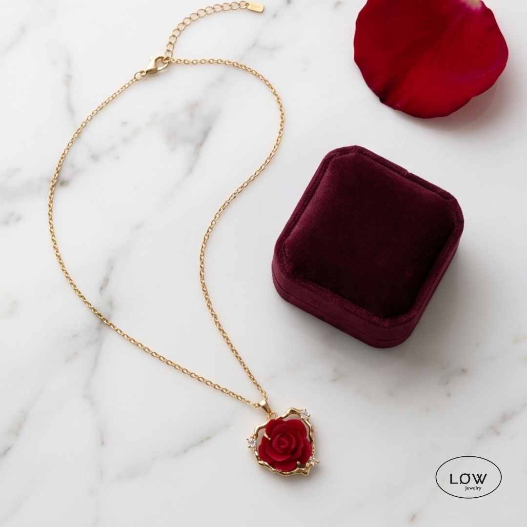 Eternal Rose Necklace fra LØW Jewelry smykke rustfritt stål belagt 18K gull halssmykke