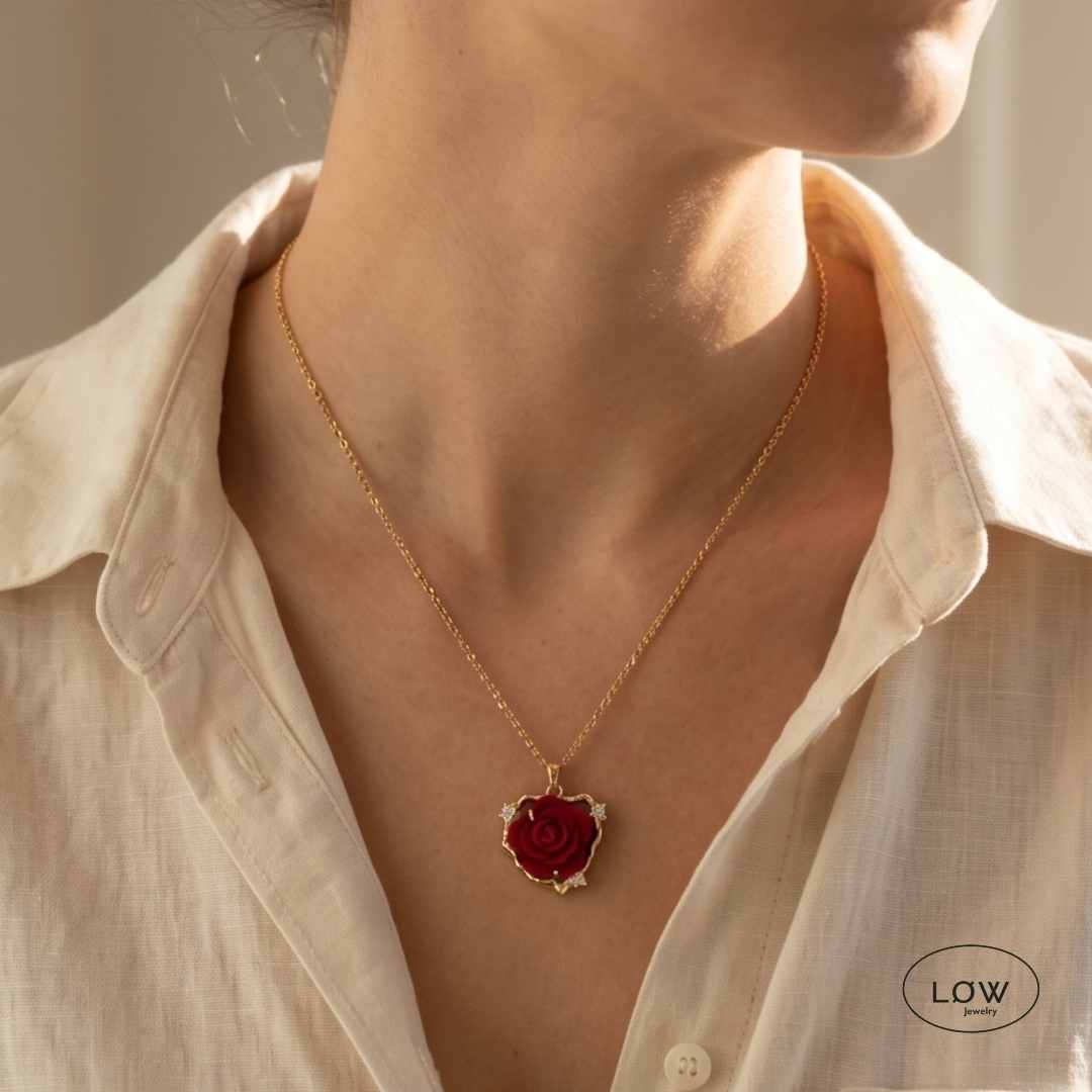Eternal Rose Necklace fra LØW Jewelry smykke rustfritt stål belagt 18K gull halssmykke