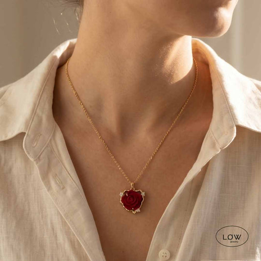 Eternal Rose Necklace fra LØW Jewelry smykke rustfritt stål belagt 18K gull halssmykke