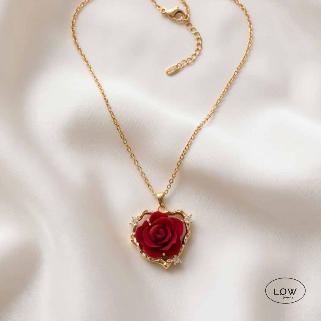 Eternal Rose Necklace fra LØW Jewelry smykke rustfritt stål belagt 18K gull halssmykke
