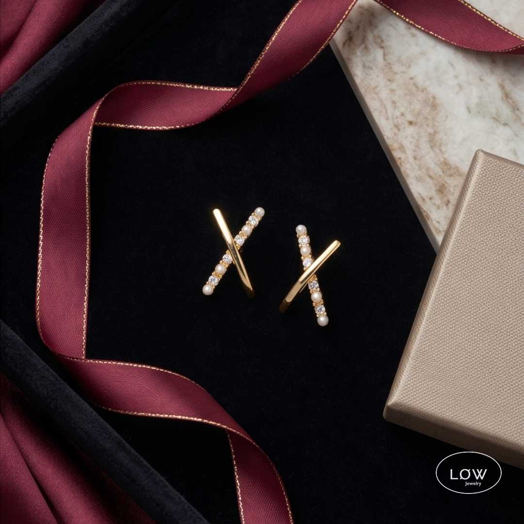Étoile Cross Stud Earrings Gold fra LØW Jewelry ørepynt