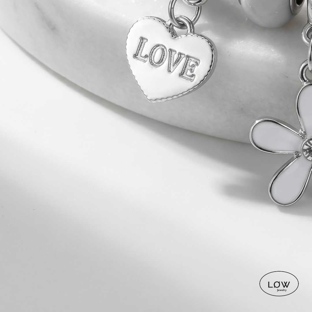 Charms armbånd ferdig fylt LØW Jewelry Fantasy Charm Bracelet LØW Jewelry Hvit