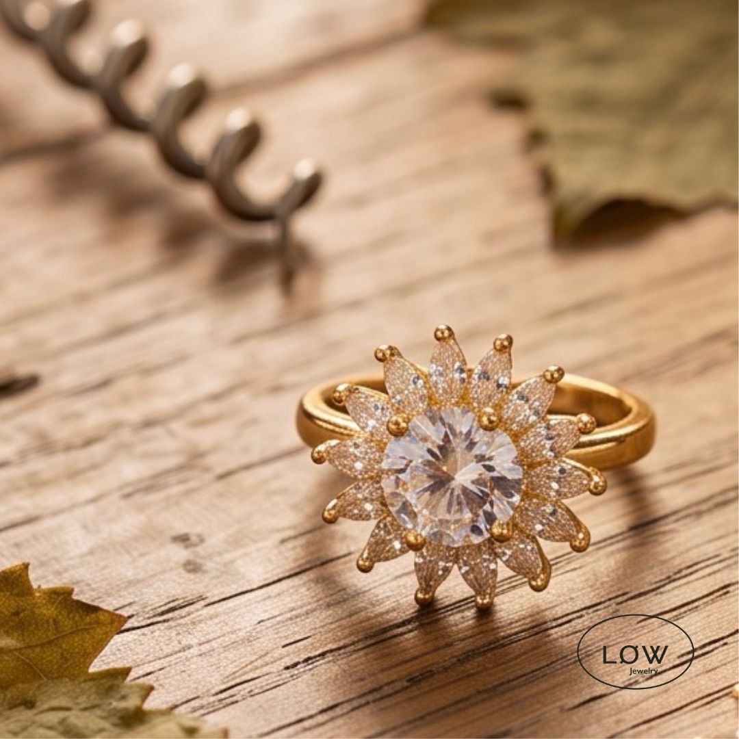 Gullfarget Sunflower Spinner Ring fra LØW Jewelry. Justerbar fidget ring med roterende solsikke. En dekorativ stressring med spinnerfunksjon.