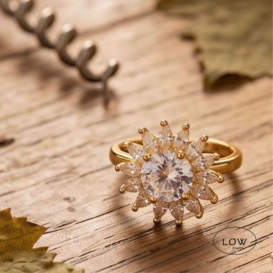 Gullfarget Sunflower Spinner Ring fra LØW Jewelry. Justerbar fidget ring med roterende solsikke. En dekorativ stressring med spinnerfunksjon.