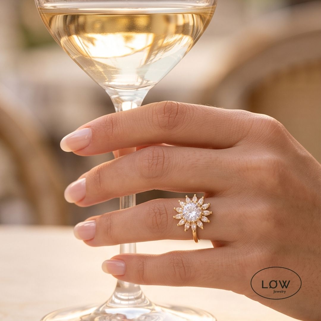 Gullfarget Sunflower Spinner Ring fra LØW Jewelry. Justerbar fidget ring med roterende solsikke. En dekorativ stressring med spinnerfunksjon.