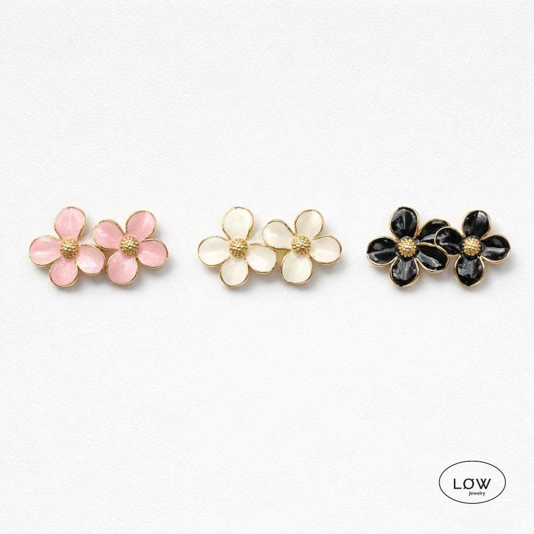 Fleur Enamel Flower Stud Earrings Gold fra LØW Jewelry Blomst øredobber