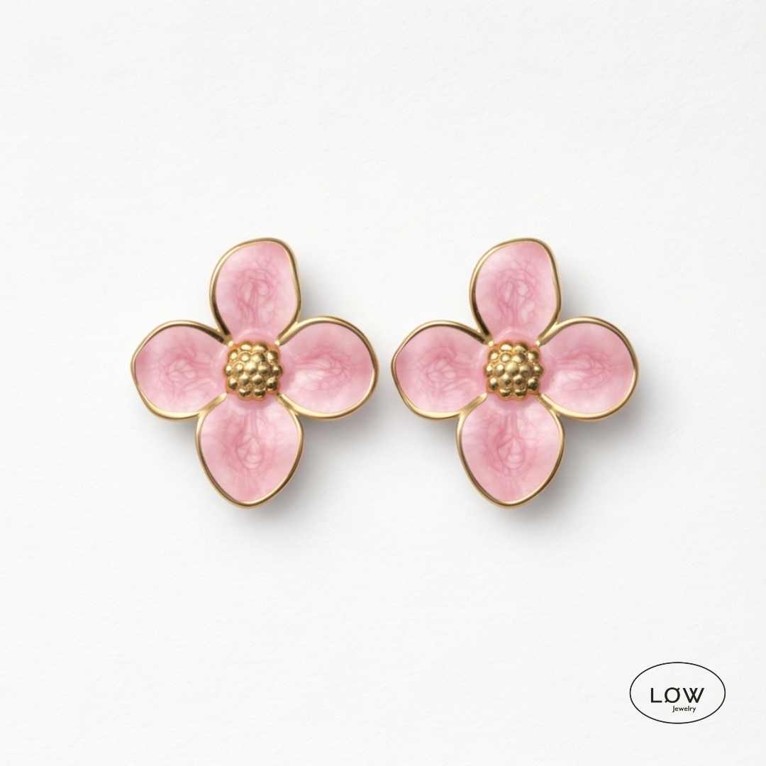 Fleur Enamel Flower Stud Earrings Gold fra LØW Jewelry Blomst øredobber