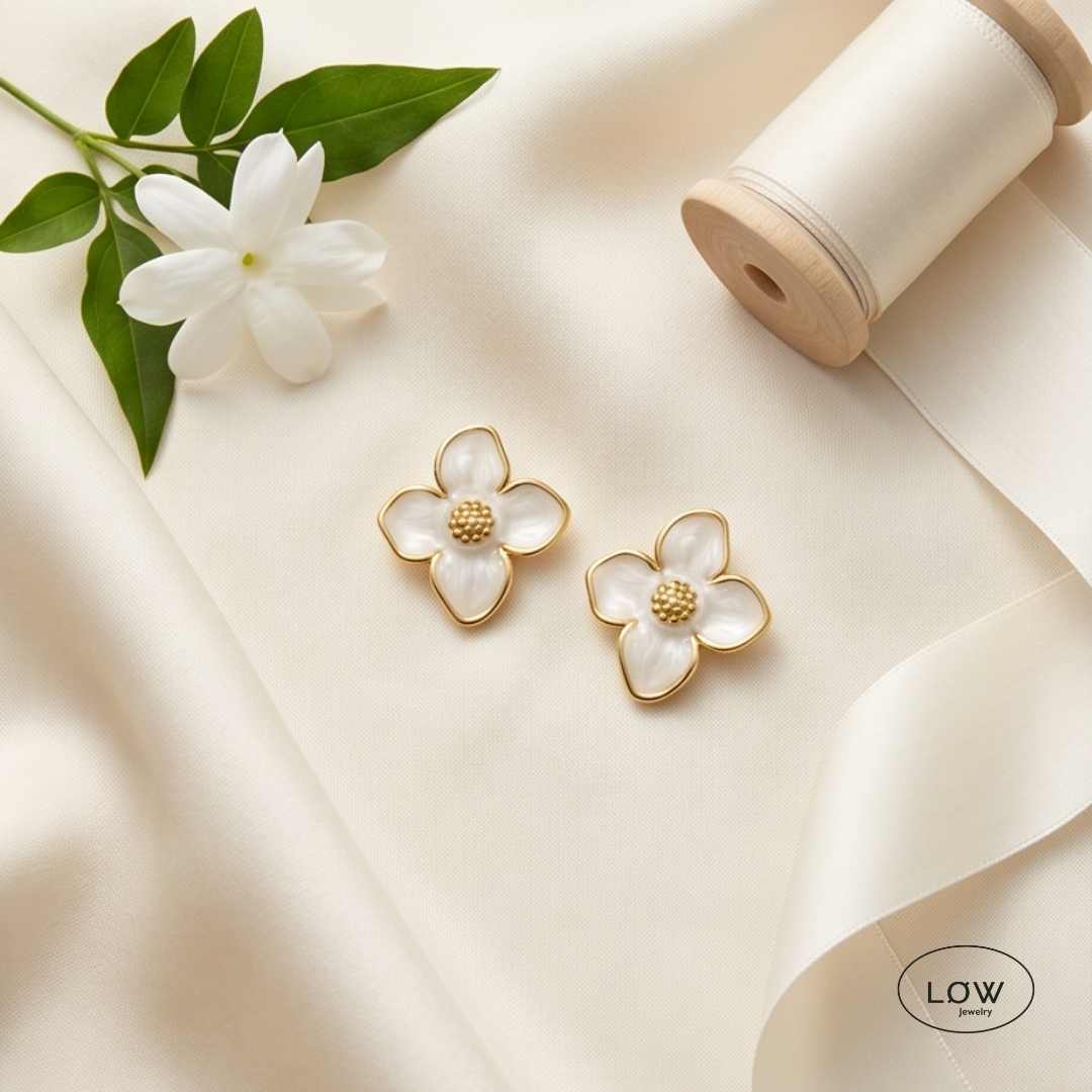 Fleur Enamel Flower Stud Earrings Gold fra LØW Jewelry Blomst øredobber