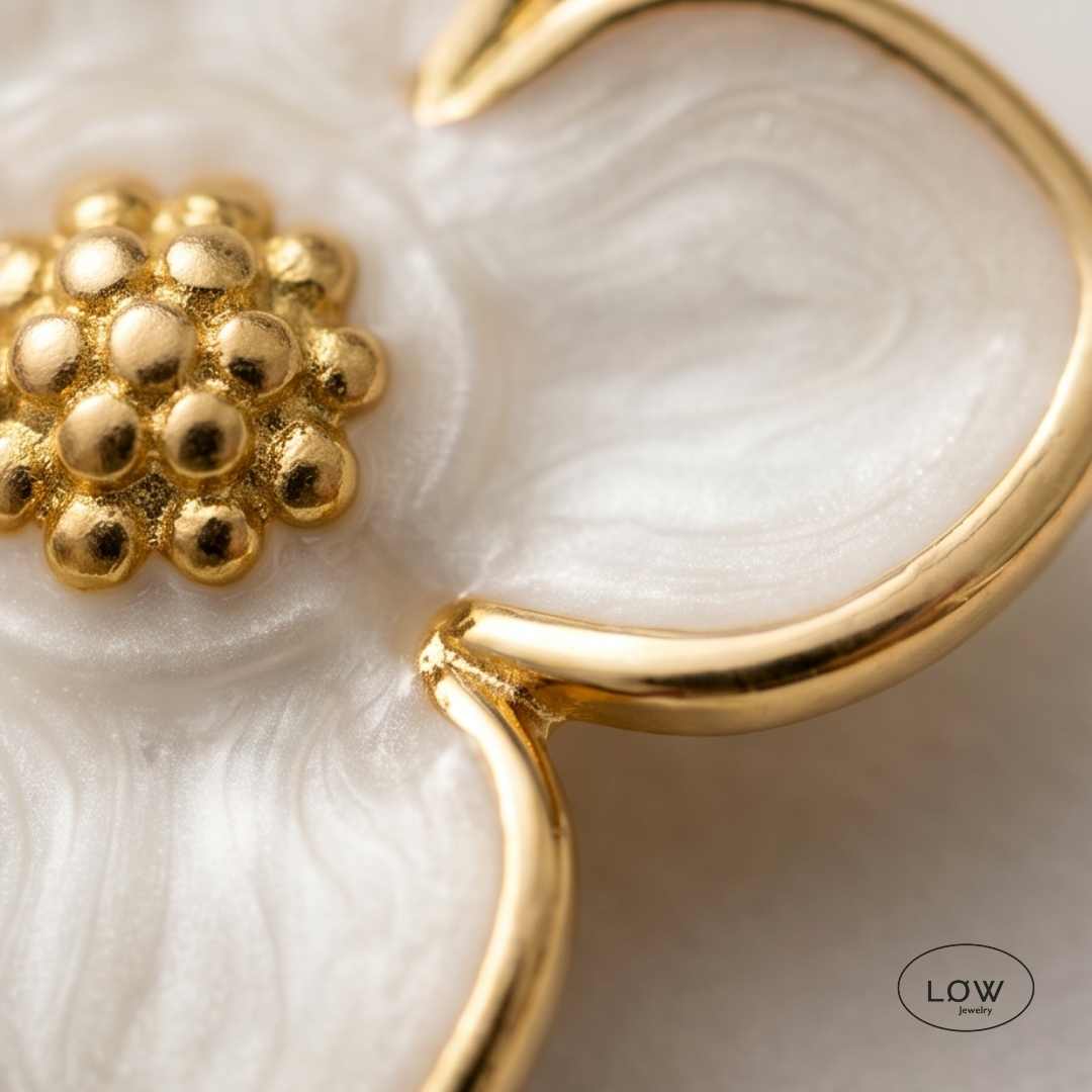 Fleur Enamel Flower Stud Earrings Gold fra LØW Jewelry Blomst øredobber