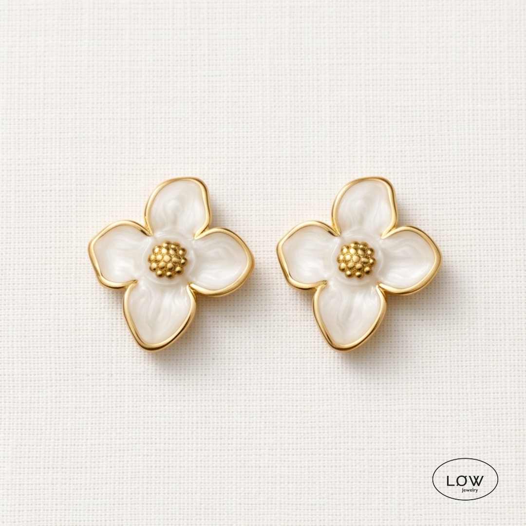 Fleur Enamel Flower Stud Earrings Gold fra LØW Jewelry Blomst øredobber