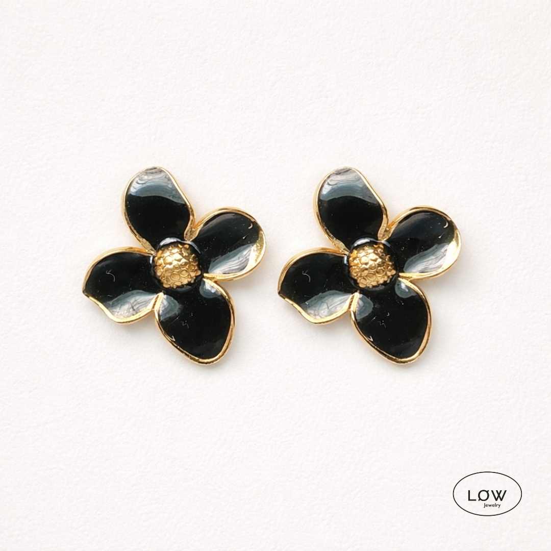 Fleur Enamel Flower Stud Earrings Gold fra LØW Jewelry Blomst øredobber
