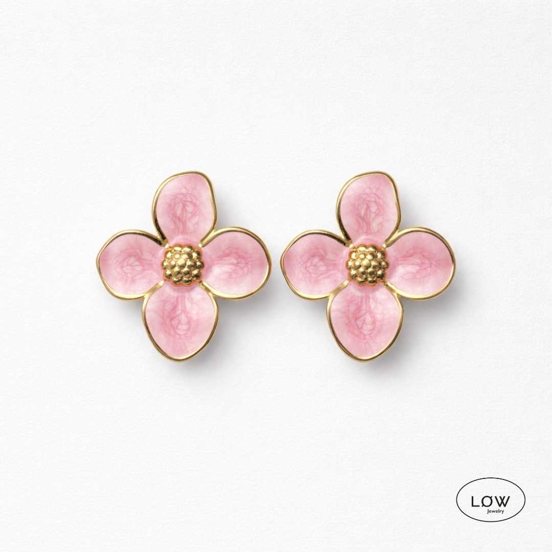Fleur Enamel Flower Stud Earrings Gold fra LØW Jewelry Blomst øredobber