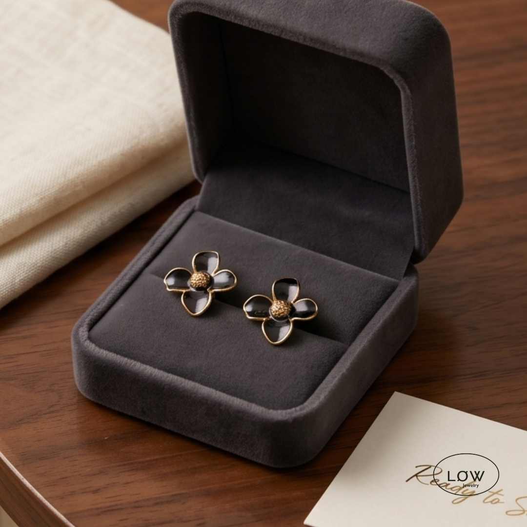 Fleur Enamel Flower Stud Earrings Gold fra LØW Jewelry Blomst øredobber