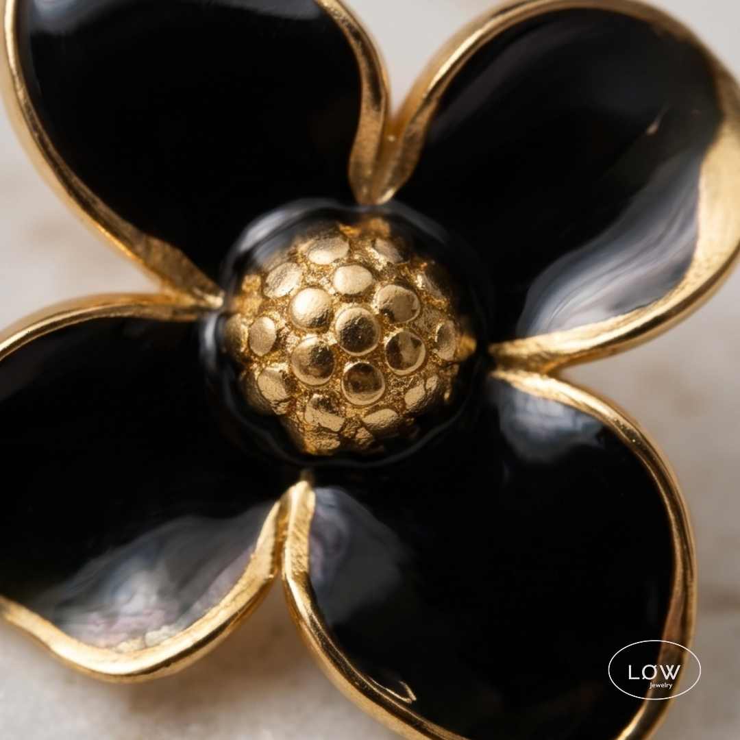 Fleur Enamel Flower Stud Earrings Gold fra LØW Jewelry Blomst øredobber