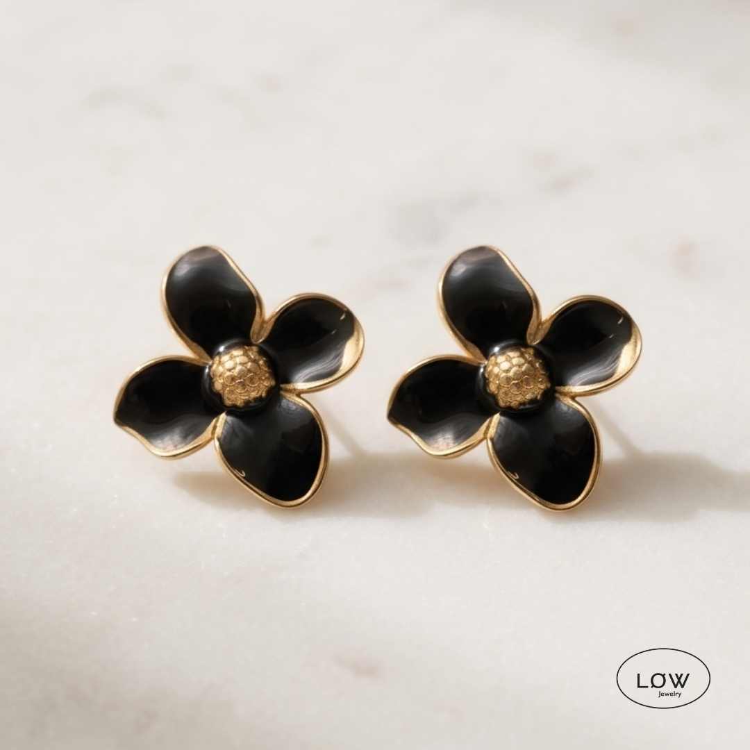 Fleur Enamel Flower Stud Earrings Gold fra LØW Jewelry Blomst øredobber