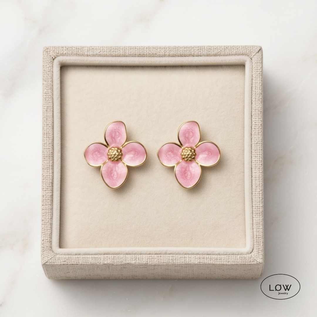 Fleur Enamel Flower Stud Earrings Gold fra LØW Jewelry Blomst øredobber