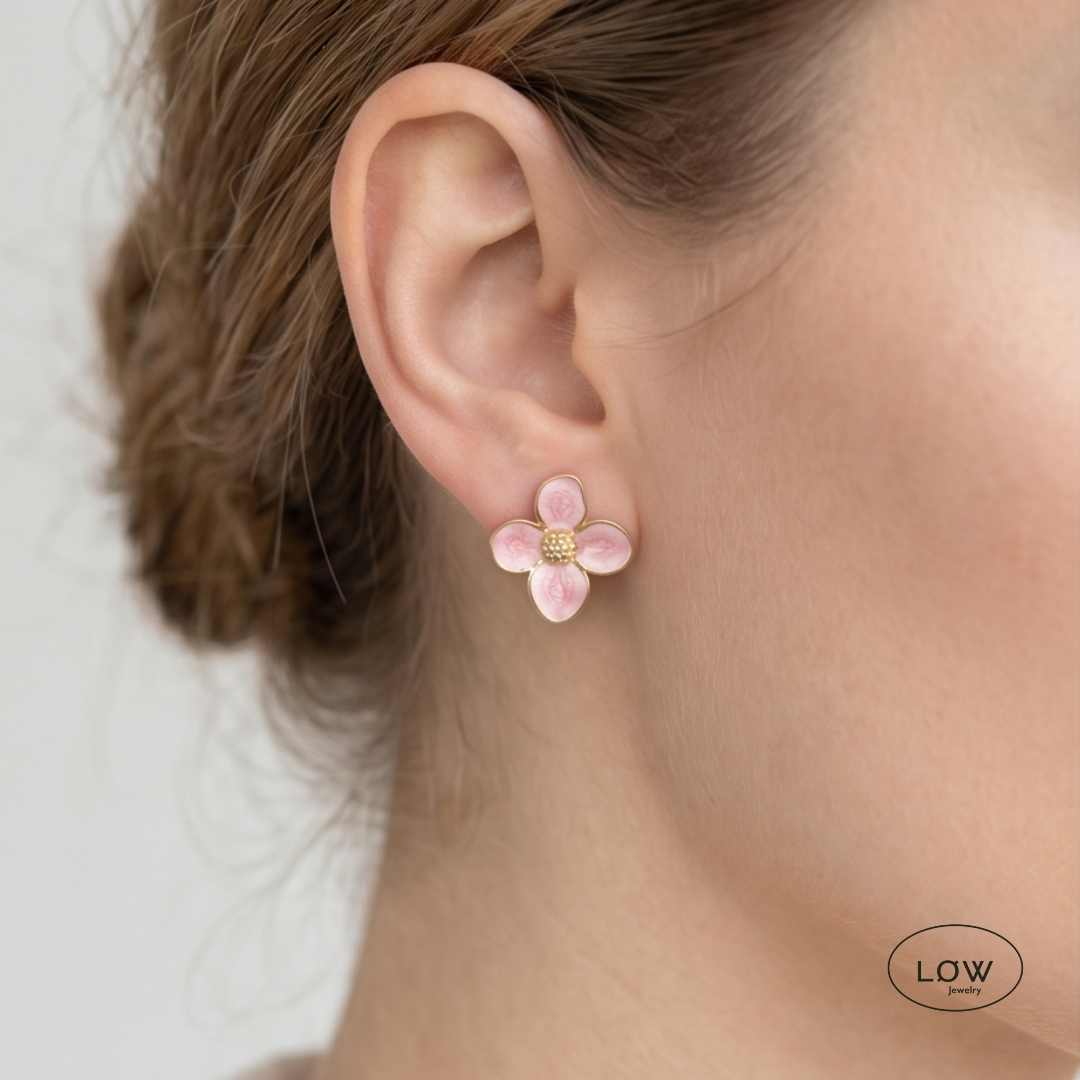 Fleur Enamel Flower Stud Earrings Gold fra LØW Jewelry Blomst øredobber