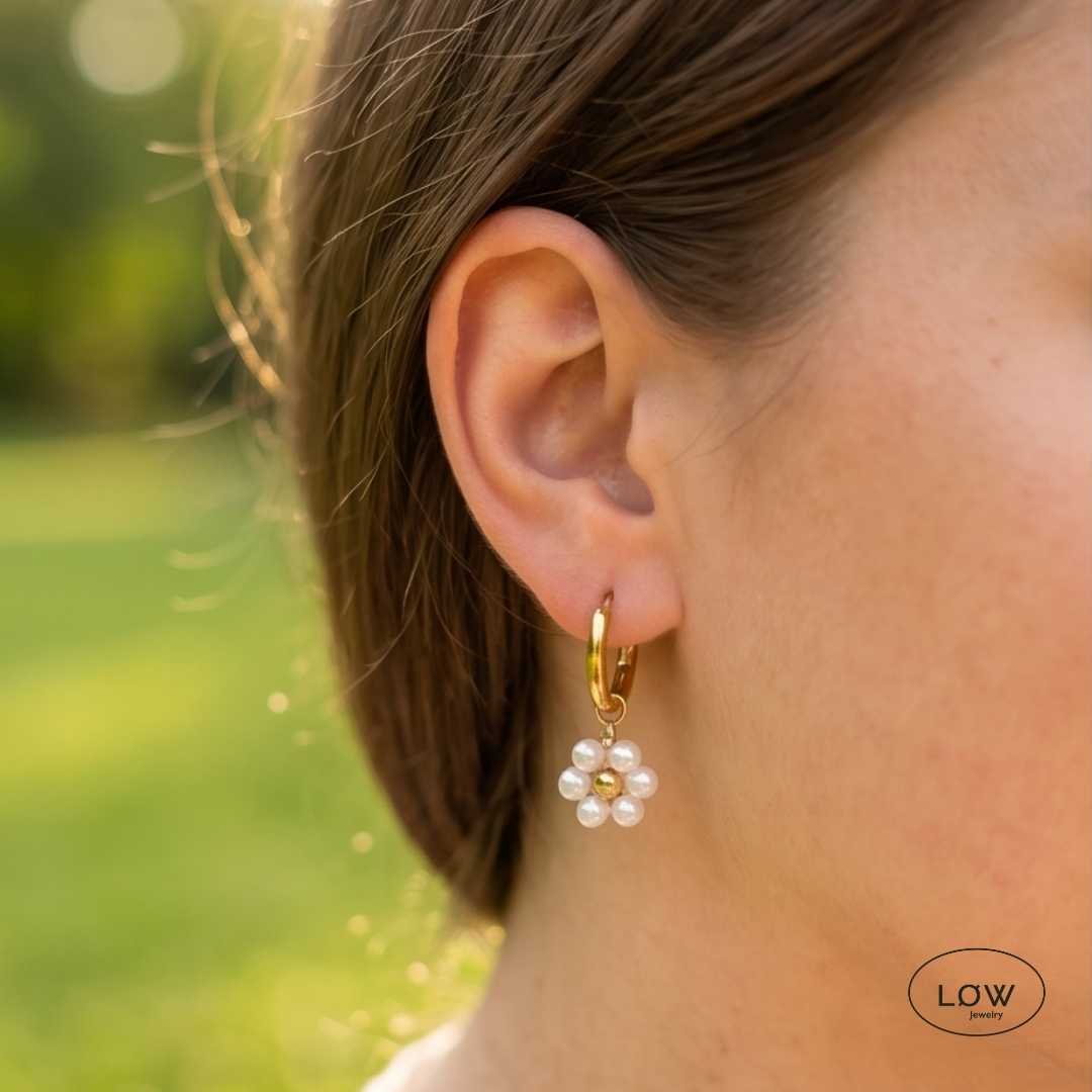Flora Pearl Charm Hoop Earrings Gold fra LØW Jewelry perleøredobber