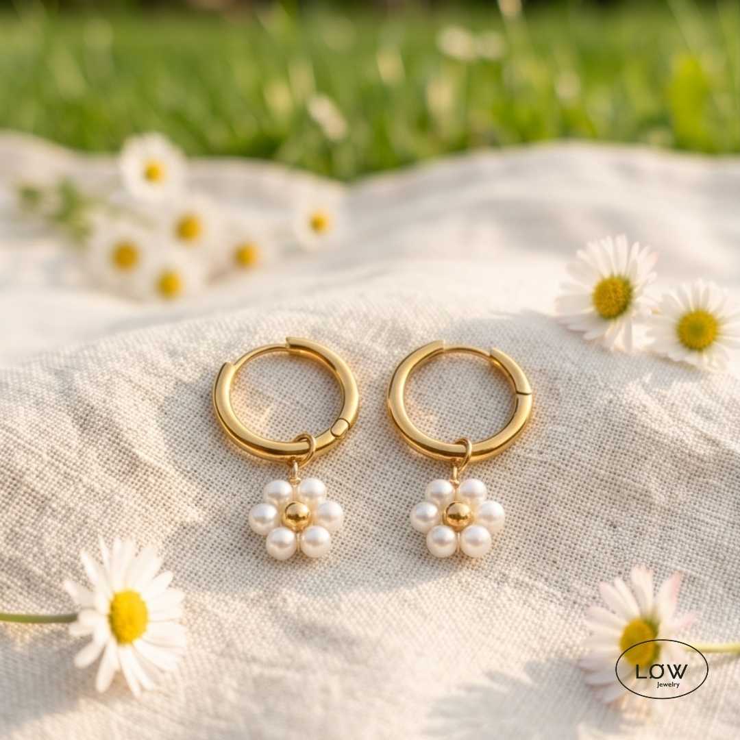Flora Pearl Charm Hoop Earrings Gold fra LØW Jewelry perleøredobber