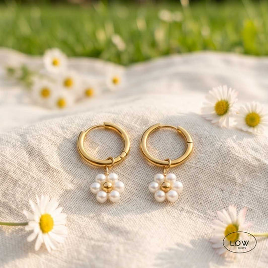 Flora Pearl Charm Hoop Earrings Gold fra LØW Jewelry perleøredobber