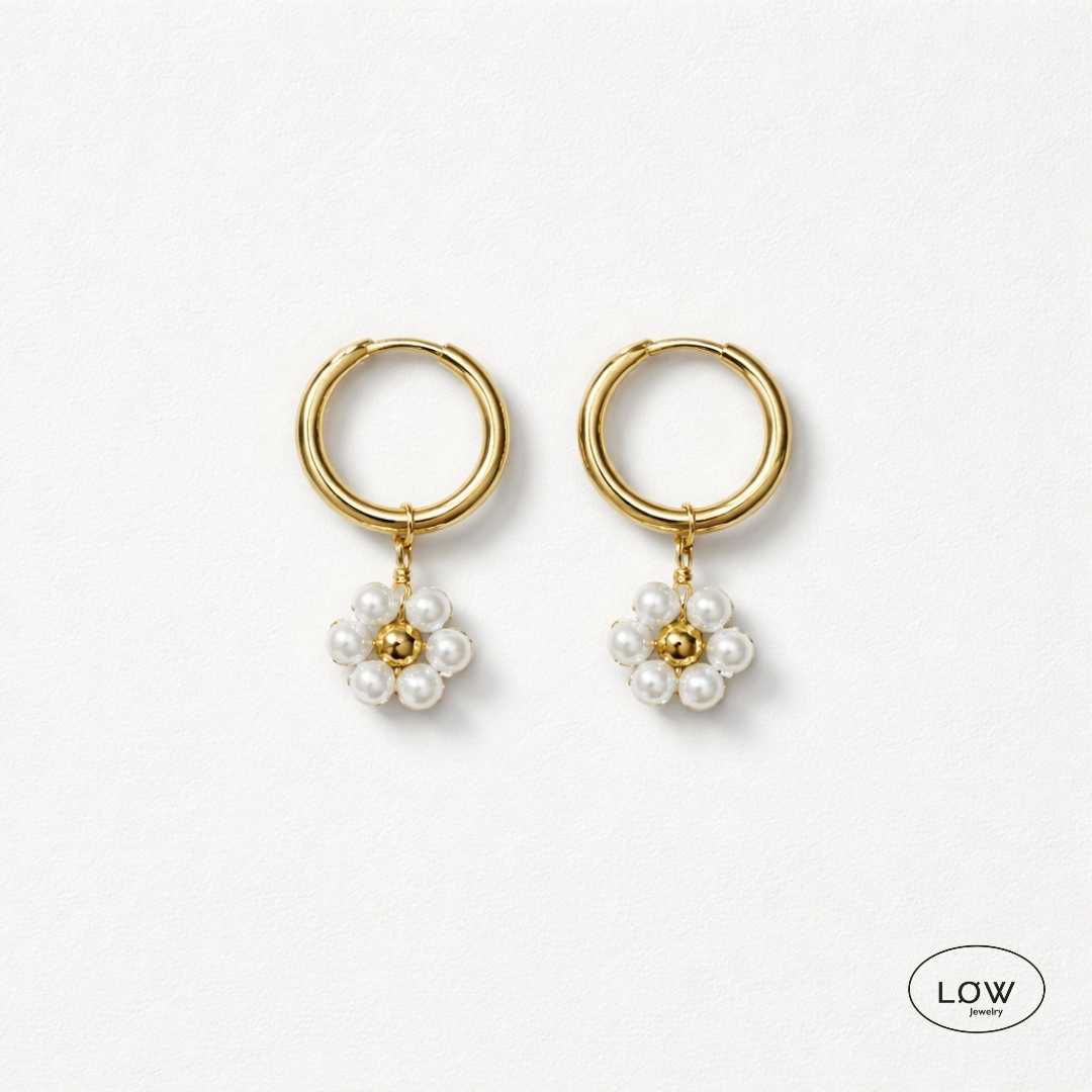 Flora Pearl Charm Hoop Earrings Gold fra LØW Jewelry perleøredobber