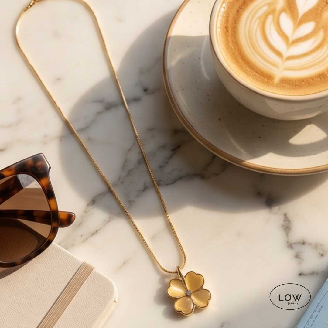 Floris White Flower Necklace Gold fra LØW Jewelry halssmykke