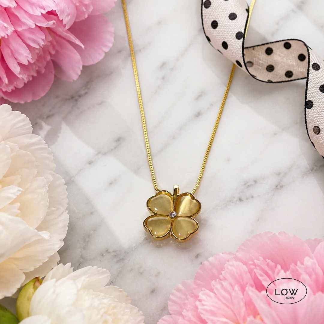 Floris White Flower Necklace Gold fra LØW Jewelry halssmykke