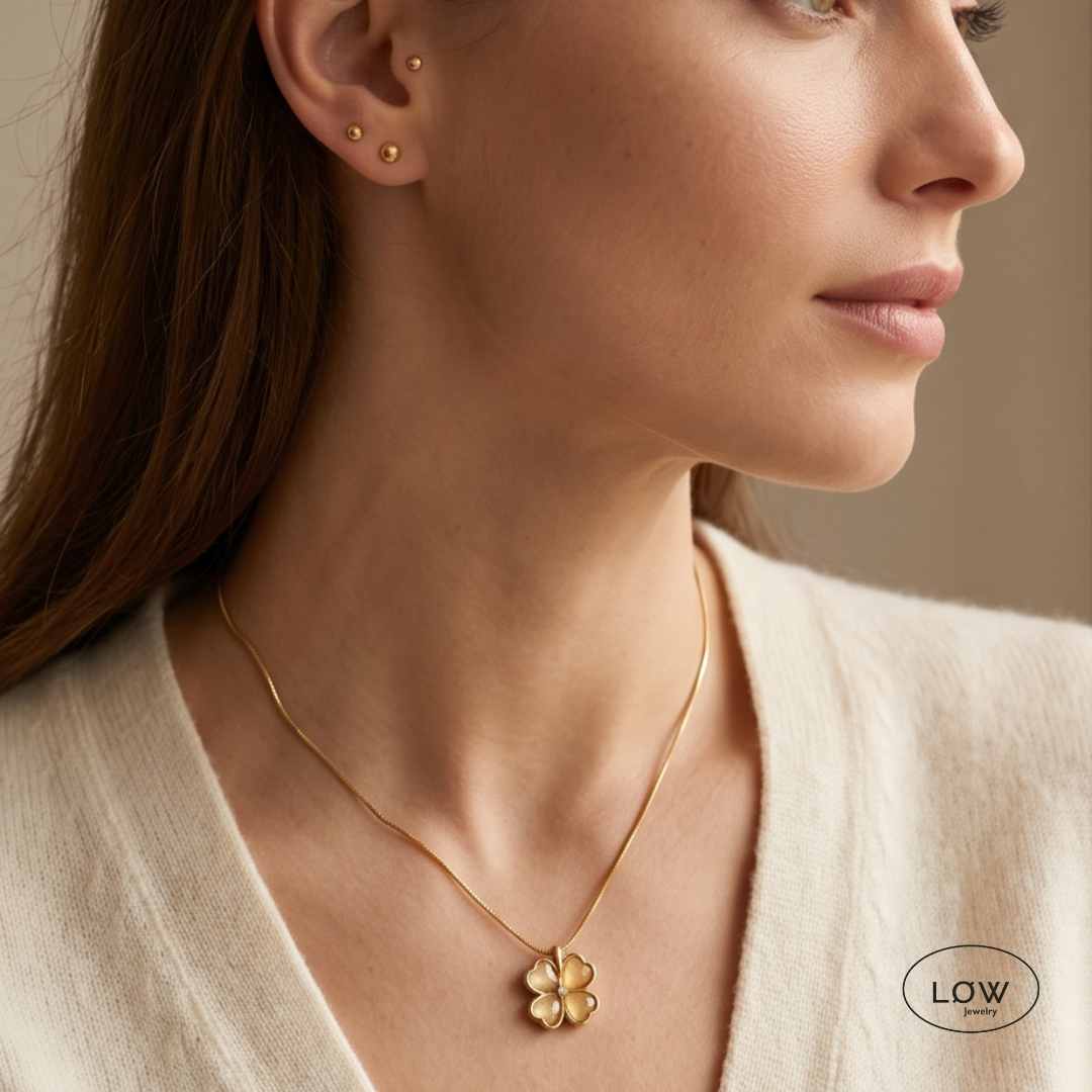 Floris White Flower Necklace Gold fra LØW Jewelry halssmykke