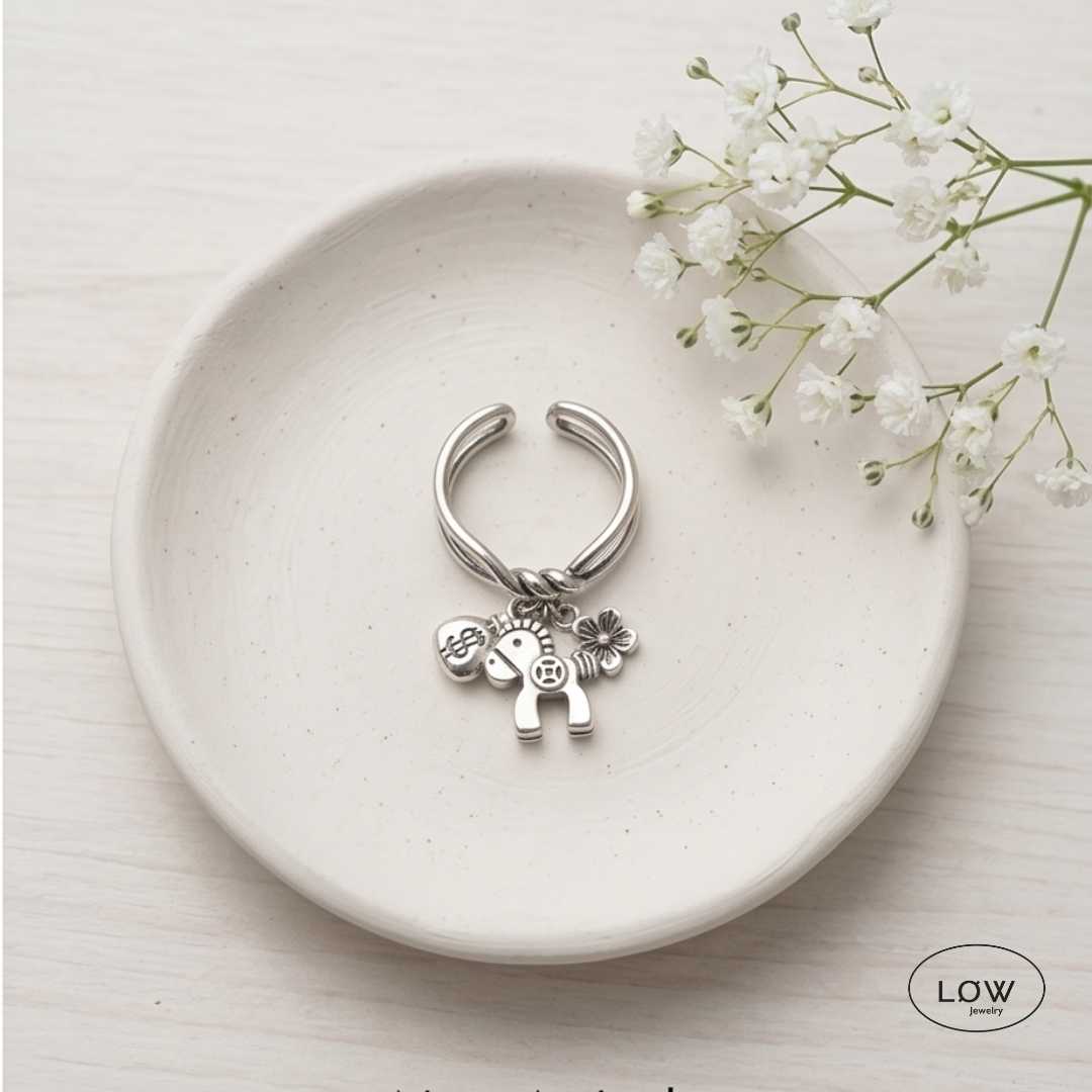 Fortuna Charm Ring fra LØW Jewelry open justerbar ring belagt med sølv
