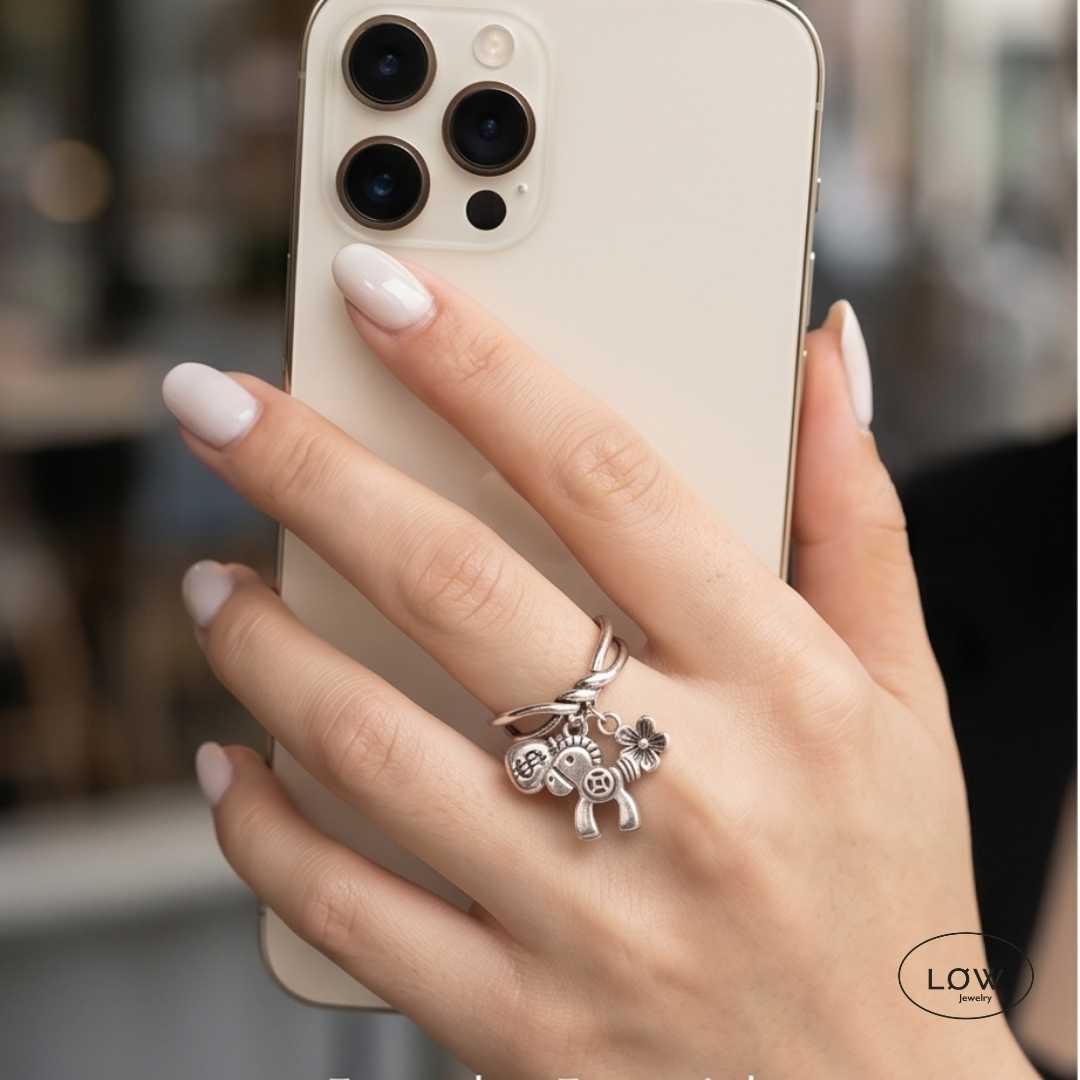 Fortuna Charm Ring fra LØW Jewelry open justerbar ring belagt med sølv