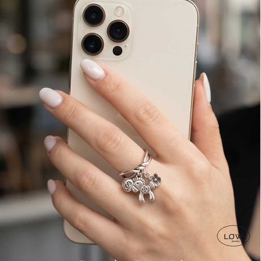 Fortuna Charm Ring fra LØW Jewelry open justerbar ring belagt med sølv