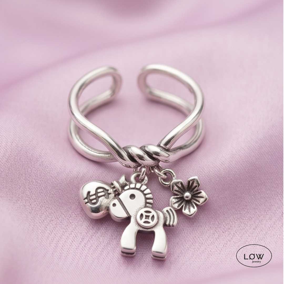 Fortuna Charm Ring fra LØW Jewelry open justerbar ring belagt med sølv