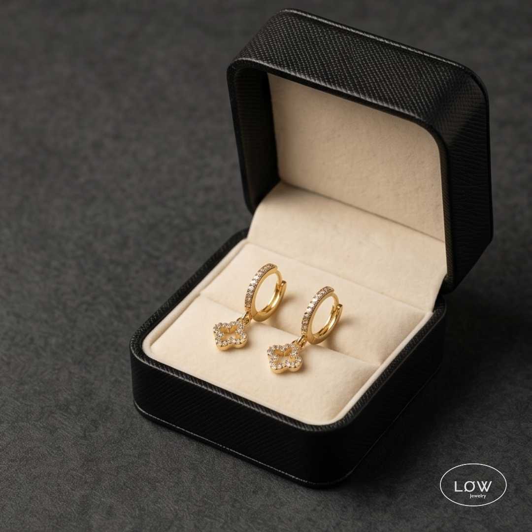Fortuna Clover Charm Hoop Earrings Gold fra LØW Jewelry øreringer med firkløver