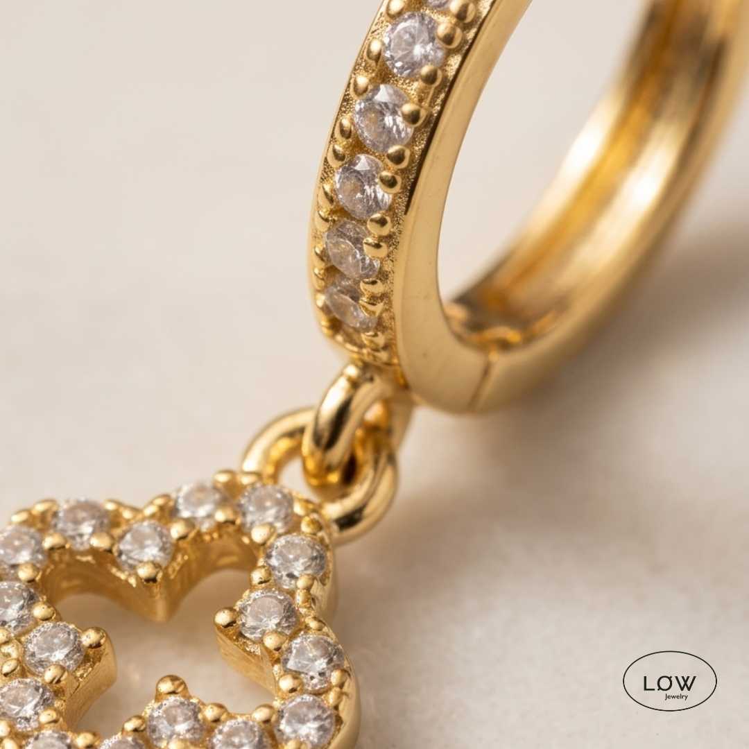 Fortuna Clover Charm Hoop Earrings Gold fra LØW Jewelry øreringer med firkløver
