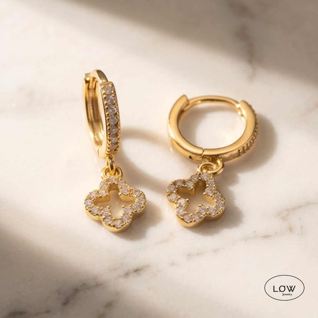 Fortuna Clover Charm Hoop Earrings Gold fra LØW Jewelry øreringer med firkløver