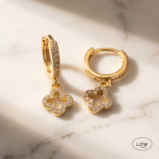 Fortuna Clover Charm Hoop Earrings Gold fra LØW Jewelry øreringer med firkløver