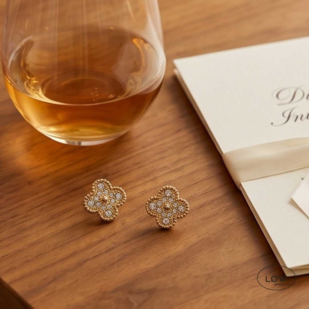Fortuna Clover Stud Earrings Gold fra LØW Jewelry øreobber