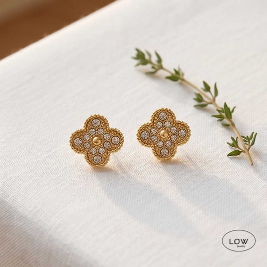 Fortuna Clover Stud Earrings Gold fra LØW Jewelry øreobber